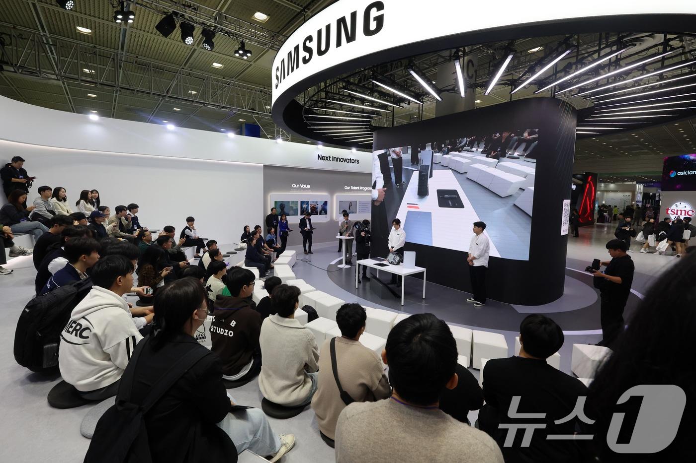 본문 이미지 - 23일 서울 강남구 코엑스에서 열린 ‘제26회 반도체대전(SEDEX)’에서 삼성전자 부스를 찾은 관람객들이 'SSD 업그레이드' 시연을 지켜보고 있다. 이번 전시는 'AI 반도체와 최첨단 패키지 기술의 융합'이라는 주제로 이날 부터 오는 25일까지 진행된다. 2024.10.23/뉴스1 ⓒ News1 황기선 기자