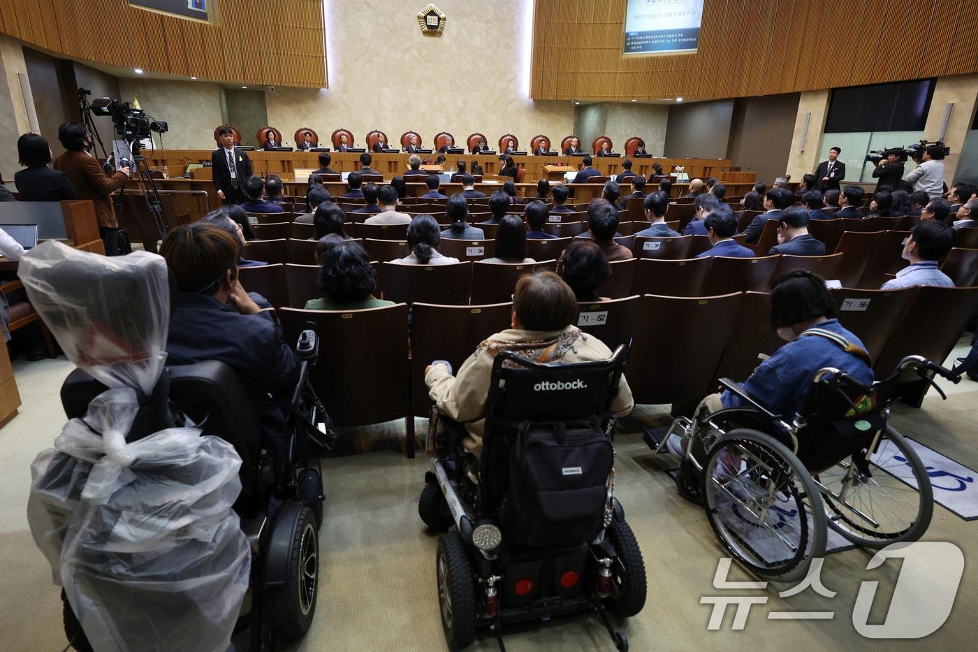 본문 이미지 - 조희대 대법원장이 23일 오후 서울 서초구 대법원에서 열린 차별구제 청구 등 소송 상고심 사건에 대한 공개 변론에서 발언하고 있다. 2024.10.23/뉴스1 ⓒ News1 신웅수 기자