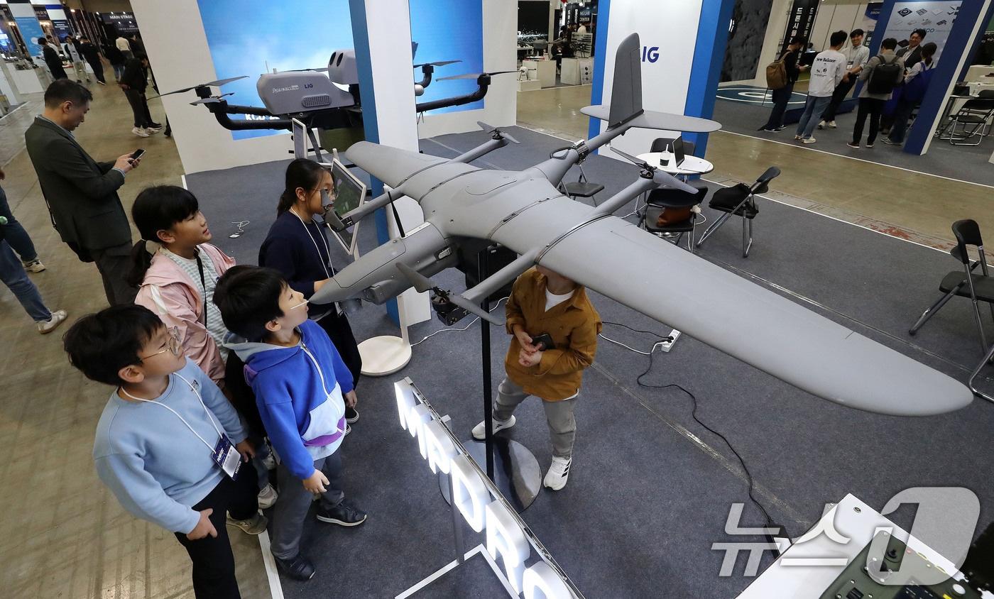 &#40;사진은 기사 내용과 무관함&#41; 지난해 경기도 고양시 킨텍스에서 열린 2024 고양드론·도심항공모빌리티 박람회를 찾은 관람객이 LIG넥스원 부스에서 군사용 다목적드론 MPD를 살펴보고 있다.  2024.10.23/뉴스1 ⓒ News1 박세연 기자
