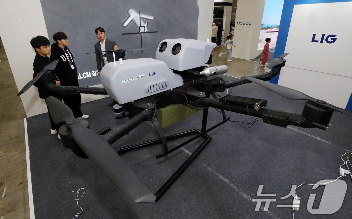 23일 경기도 고양시 킨텍스에서 열린 2024 고양드론·도심항공모빌리티 박람회를 찾은 관람객이 LIG넥스원 부스에서 40kg까지 수송가능한 드론 KCD-40을 살펴보고 있다.  2024.10.23/뉴스1 ⓒ News1 박세연 기자
