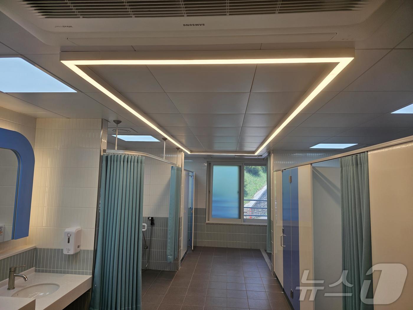 본문 이미지 - ‘2024 아름다운 화장실 대상’ 공모전서 특별상을 수상한 광주 은혜학교의 맘편한 화장실.(광주시교육청 제공)2024.10.23./뉴스1