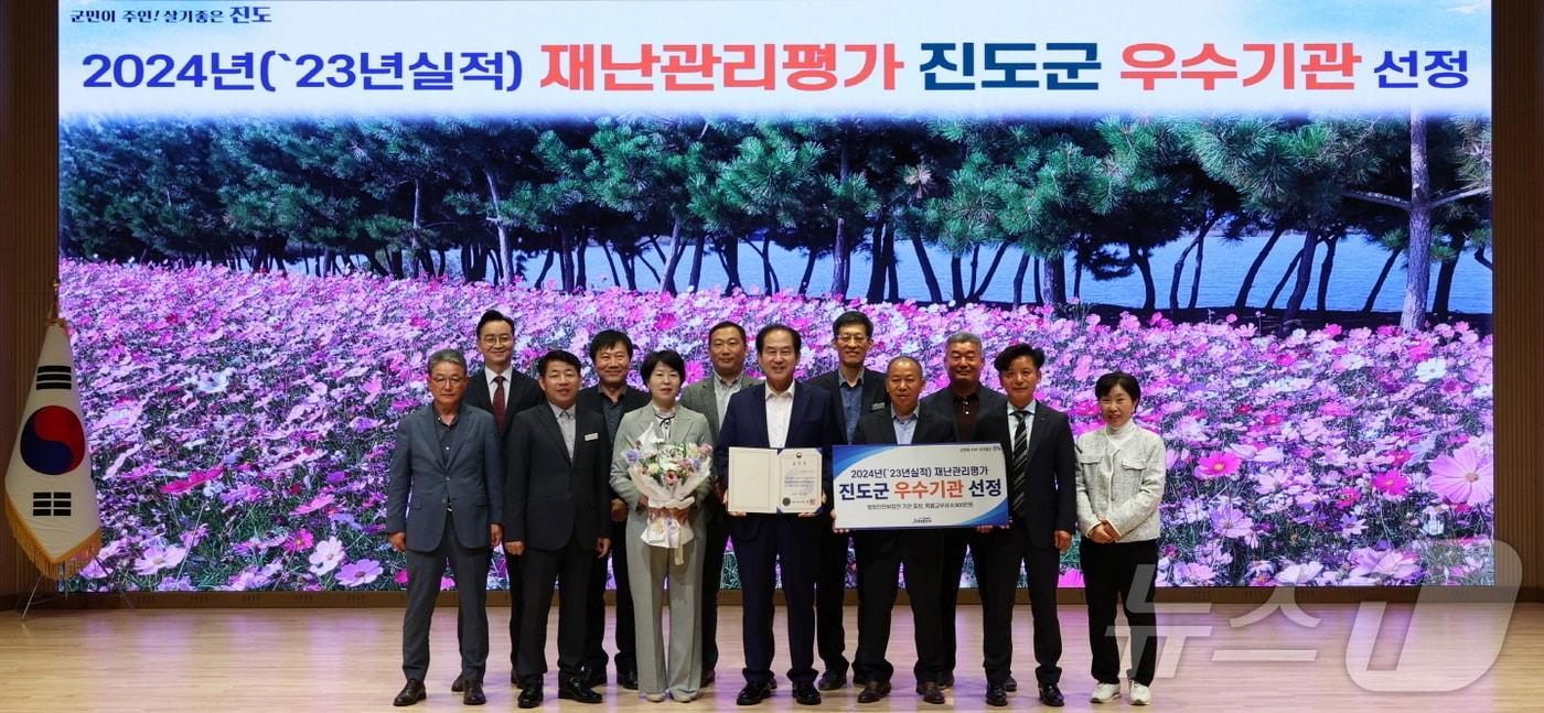 김희수 군수(오른쪽에서 여섯 번째)를 비롯한 진도군 관계자들이 재난관리평가 우수기관으로 선정 된 뒤 기념사진을 찍고 있다.(진도군 제공)2024.10.23/뉴스1