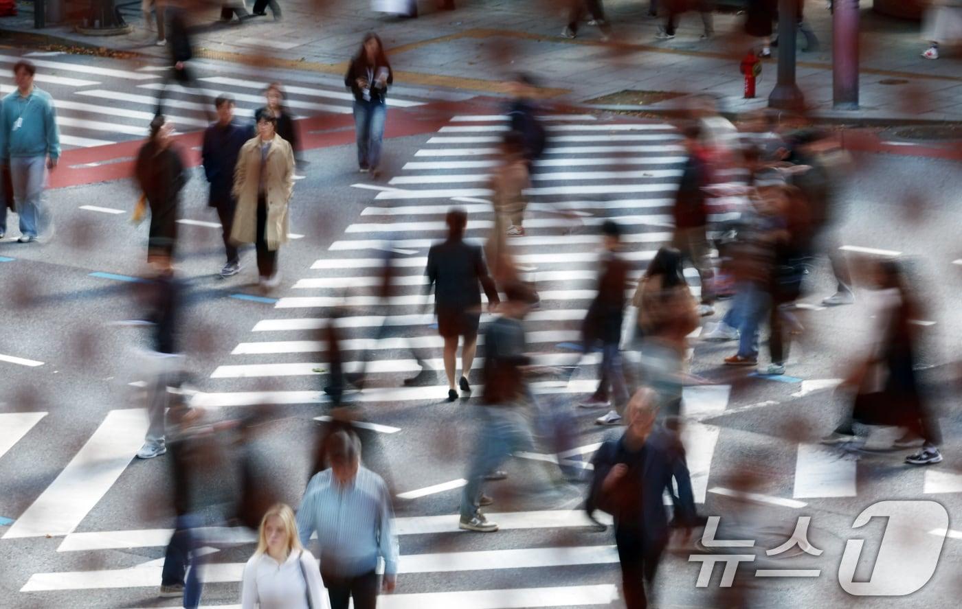 서울 종로 일대에서 발걸음을 옮기는 시민들. 2024.10.23/뉴스1 ⓒ News1 구윤성 기자