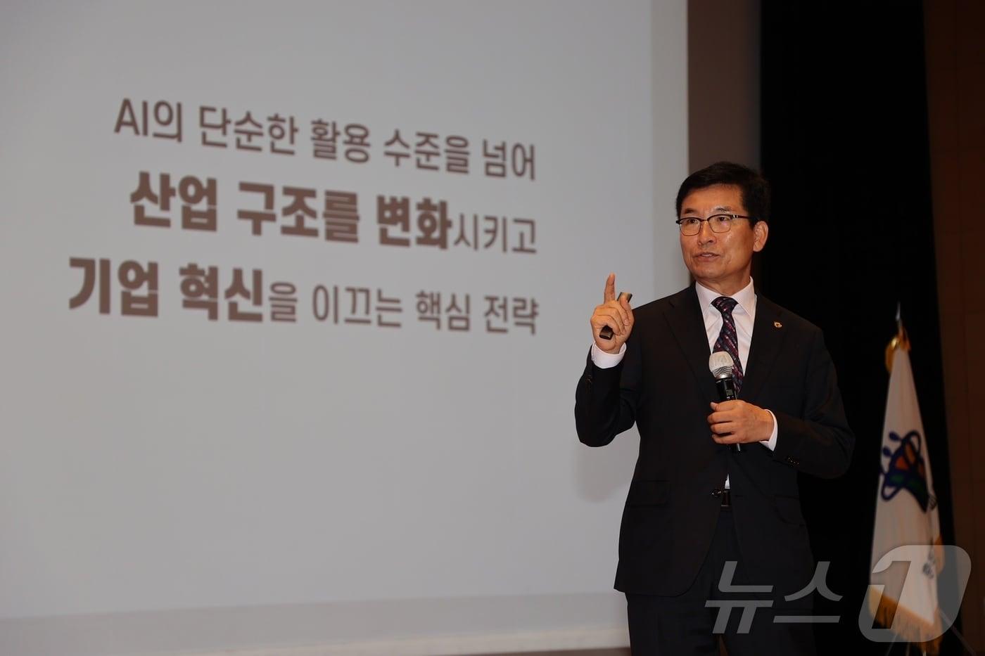 본문 이미지 -  23일 윤건영 충북교육감이 충주를 새로운 개념의 교육도시 모델로 만들겠다는 포부를 밝혔다. 사진은 특강 모습.(충주교육지원청 제공)2024.10.23/뉴스1