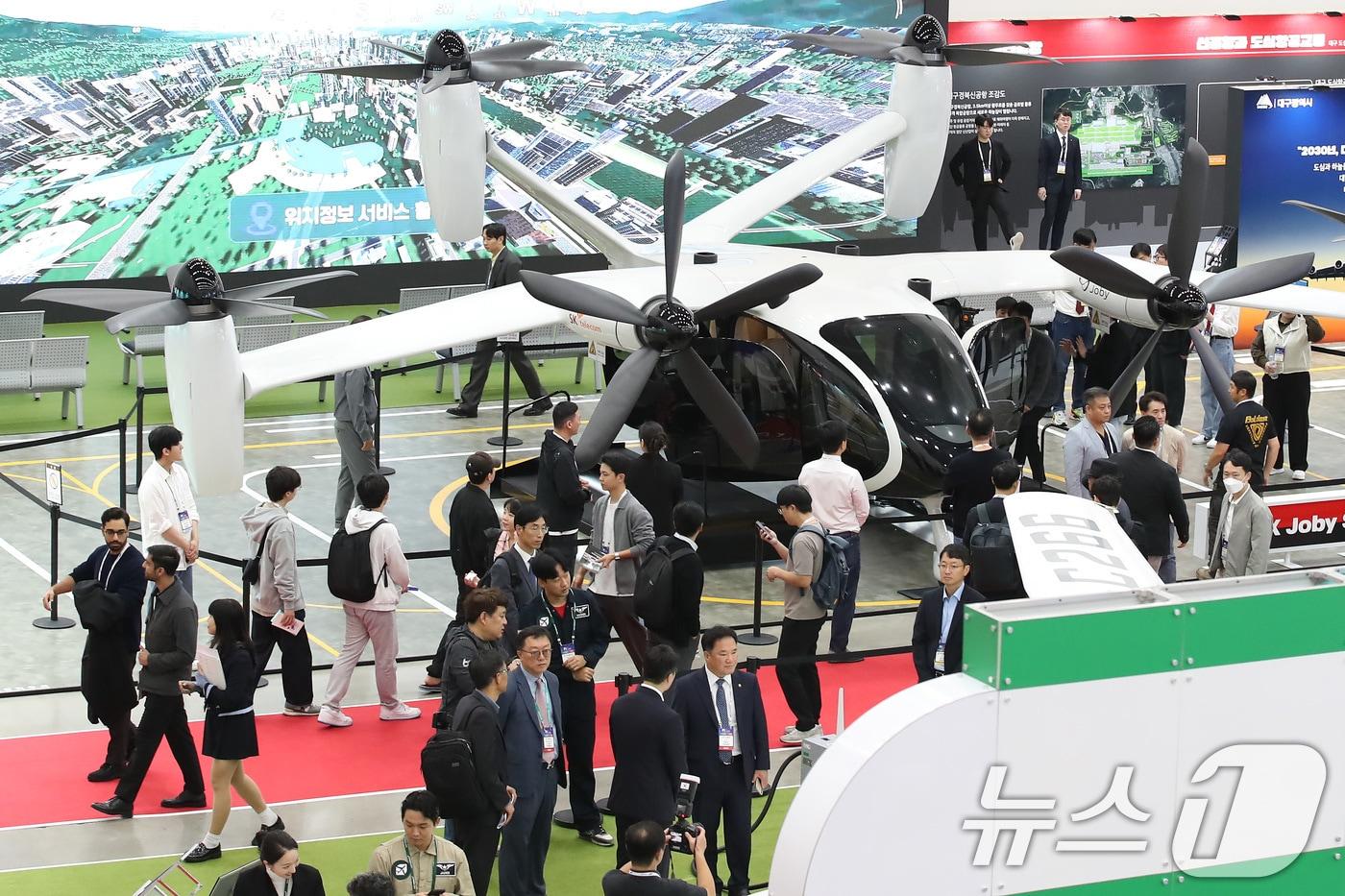 대구 엑스코에서 개막한 &#39;미래혁신기술박람회&#40;FIX 2024&#41;&#39;를 찾은 관람객들이 도심항공교통&#40;UAM&#41; 특별관을 관람하고 있다. &#40;자료사진&#40;&#41;/뉴스1 ⓒ News1 공정식 기자