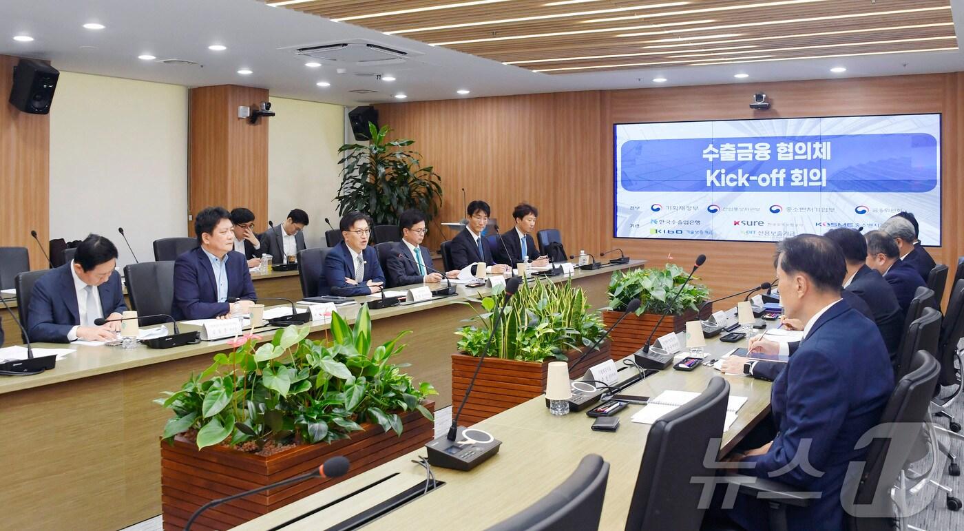 김범석 기획재정부 차관(왼쪽 세번째)이 23일 오후 서울 영등포구 한국수출입은행에서 열린 '수출금융 협의체(Fin-eX)' 킥오프 회의를 주재하고 있다(기획재정부 제공). 2024.10.23/뉴스1