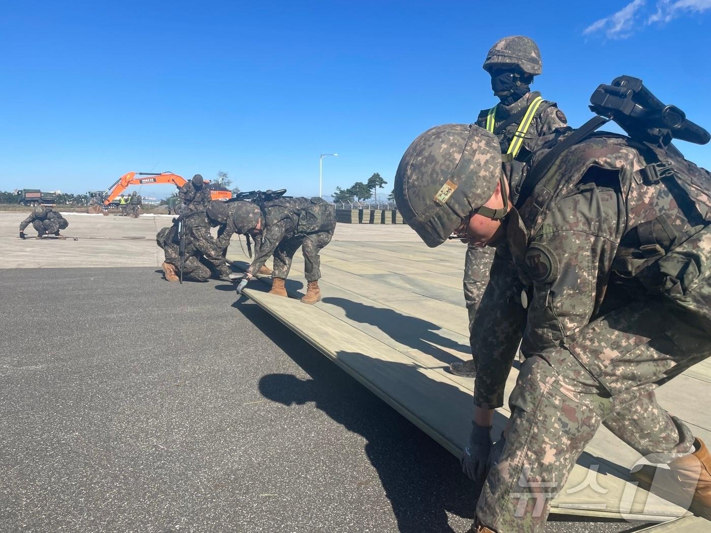 본문 이미지 - 호국훈련 기간인 23일 육군 3공병여단 장병들이 강원 속초시 속초비행장에서 비행장 피해복구 훈련을 실시하고 있다.(육군3군단 제공) 2024.10.23/뉴스1 ⓒ News1 윤왕근 기자