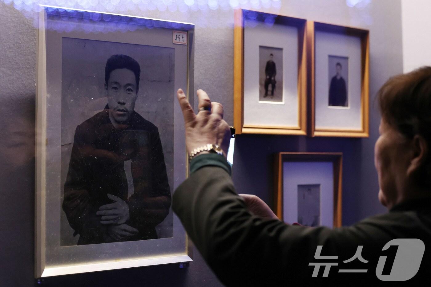 23일 서울 종로구 대한민국역사박물관 기획전시실에서 열린 하얼빈 의거 115주년 기념 특별전 '안중근 書(서)'개막식에서 참석자들이 전시를 둘러보고 있다.  2024.10.23/뉴스1 ⓒ News1 박지혜 기자