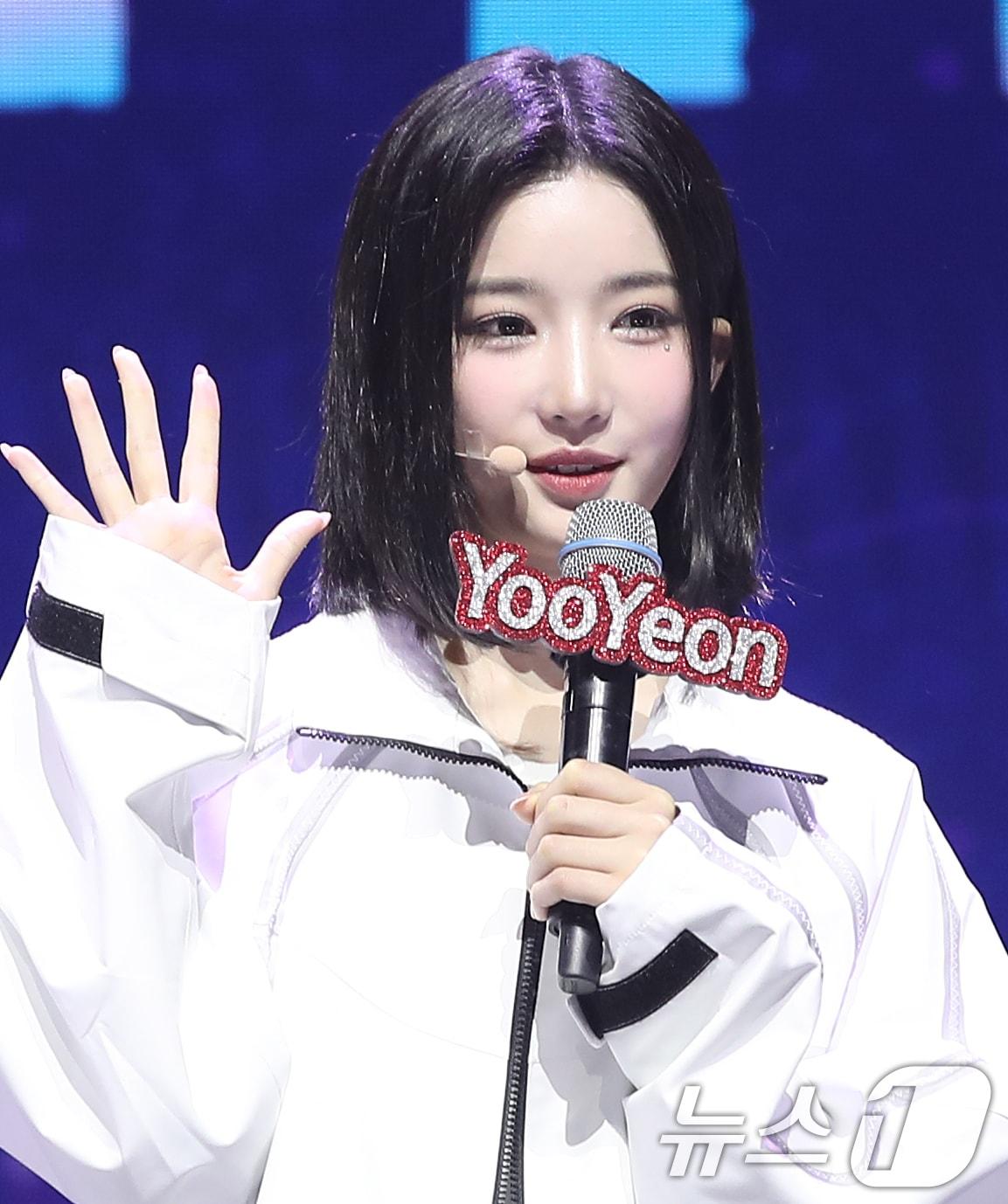 본문 이미지 - 그룹 트리플에스 VV의 김유연이 23일 오후 서울 광진구 예스24 라이브홀에서 열린 앨범 'Performante' 발매 기념 쇼케이스에서 인사를 하고 있다. 2024.10.23/뉴스1 ⓒ News1 권현진 기자