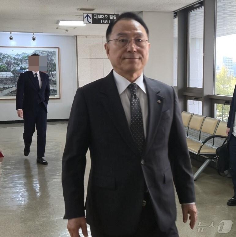 본문 이미지 -  박상돈 천안시장이 23일 대전고법에서 열리는 공직선거법위반 사건 파기환송심 재판을 받기 위해 법정으로 이동하고 있다. 2024.10.23 /뉴스1 ⓒNews1 허진실 기자