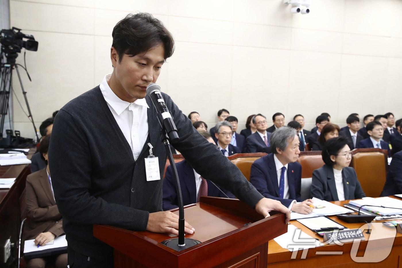 방송인 겸 정신건강의학과 전문의 양재웅 씨가 23일 오후 서울 여의도 국회에서 열린 보건복지위원회의 복지부 등에 대한 종합 국정감사에 증인으로 출석해 자신의 병원에서 발생한 환자 사망 사고와 관련한 의원 질의를 듣고 있다. 2024.10.23/뉴스1 ⓒ News1 이광호 기자