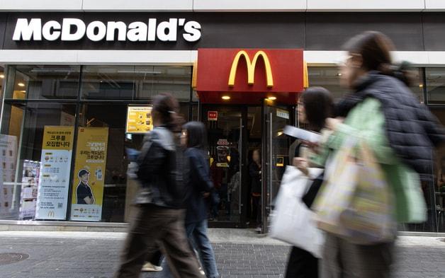 본문 이미지 - 서울 시내에 위차한 맥도날드 매장의 모습. 2024.10.23 ⓒ 뉴스1 이재명 기자