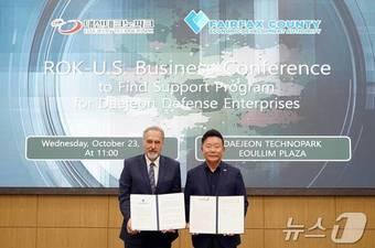 본문 이미지 - 김우연 대전테크노파크 원장과 데이비드 켈리 미국 FCEDA 부청장이 23일 대전 방산기업의 미국 시장 진출 협력 프로그램 발굴과 육성을 골자로 하는 업무 협력 서신을 교환하고 기념촬영을 하고 있다.(대전테크노파크 제공)/뉴스1 ⓒ News1 김경훈 기자