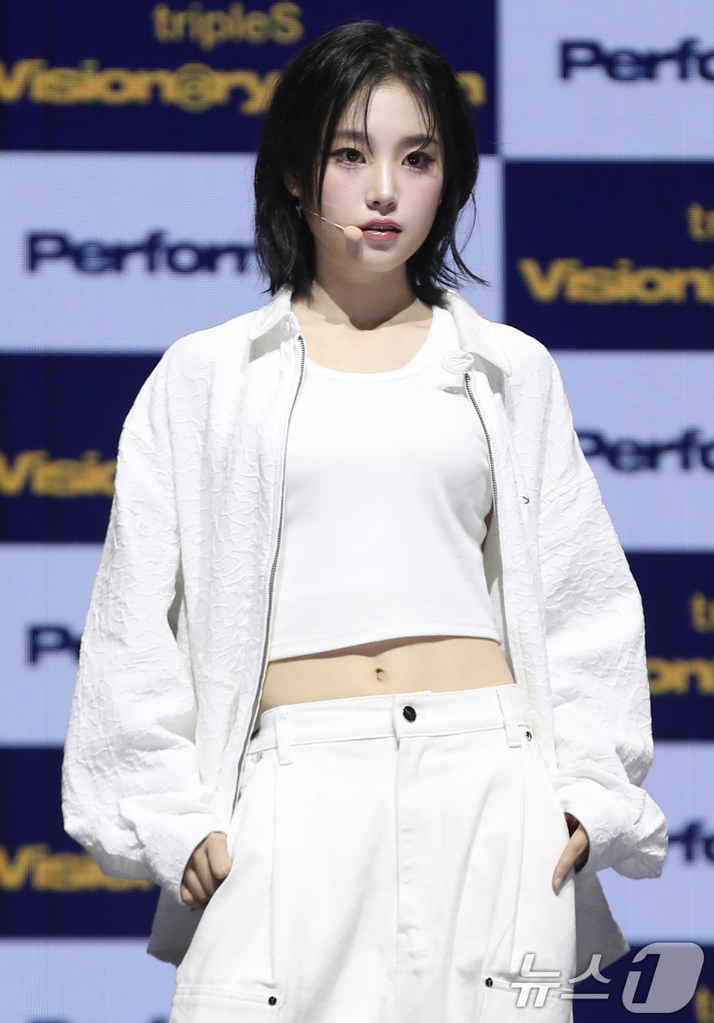 본문 이미지 - 그룹 트리플에스 VV의 지연이 23일 오후 서울 광진구 예스24 라이브홀에서 열린 앨범 'Performante' 발매 기념 쇼케이스에서 포즈를 취하고 있다. 2024.10.23/뉴스1 ⓒ News1 권현진 기자