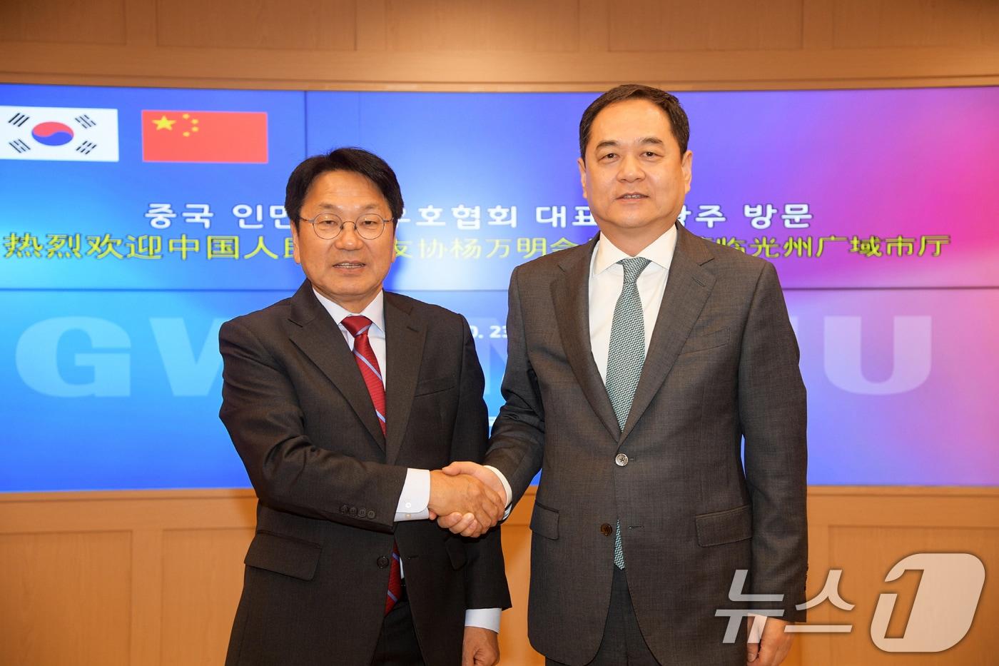 본문 이미지 - 강기정 광주시장이 23일 시청 비즈니스룸에서 양완밍 중국 인민대외협회 대표 일행과 면담을 한 후 기념촬영을 하고 있다.(광주시 제공)2024.10.23/뉴스1 ⓒ News1 박준배 기자