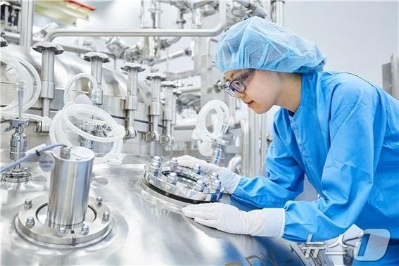 본문 이미지 - 삼성바이오로직스 직원이 바이오리액터홀을 점검하고 있다.(삼성바이오로직스 제공)/뉴스1 ⓒ News1
