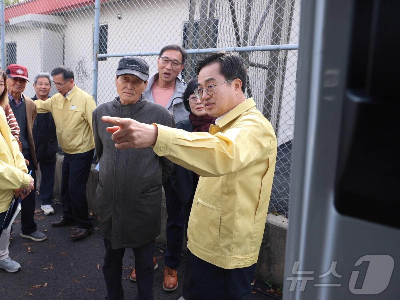 본문 이미지 - 23일 김동연 경기도지사가 파주시 대성동 마을을 방문해 주민들로부터 대남확성기 피해 상황을 전해듣고 있다. (경기도 제공)