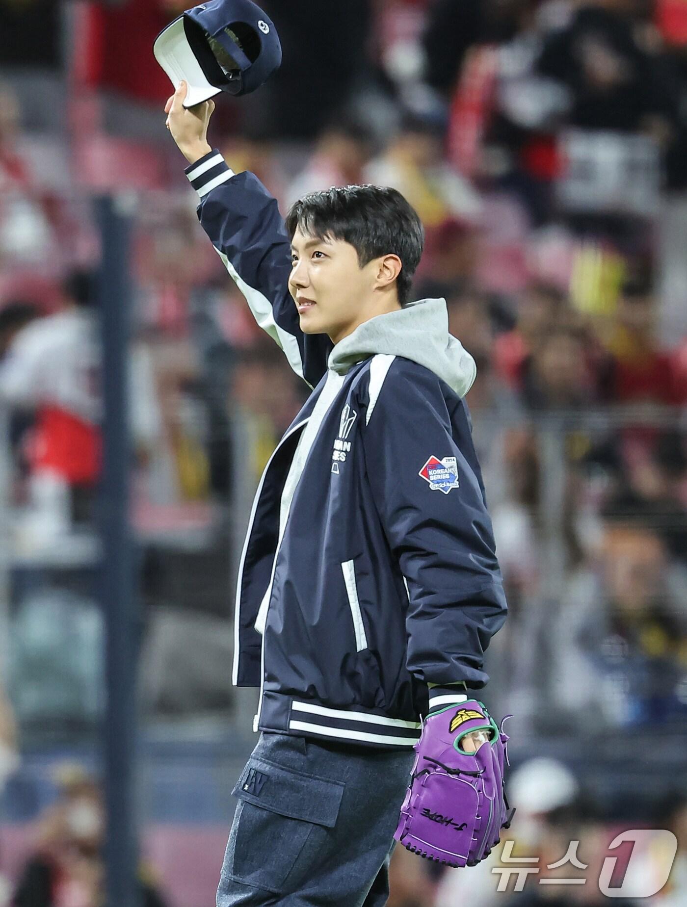 본문 이미지 - 광주 출신인 BTS 제이홉이 KS2차전 시구자로 나섰다. ⓒ News1 김도우 기자