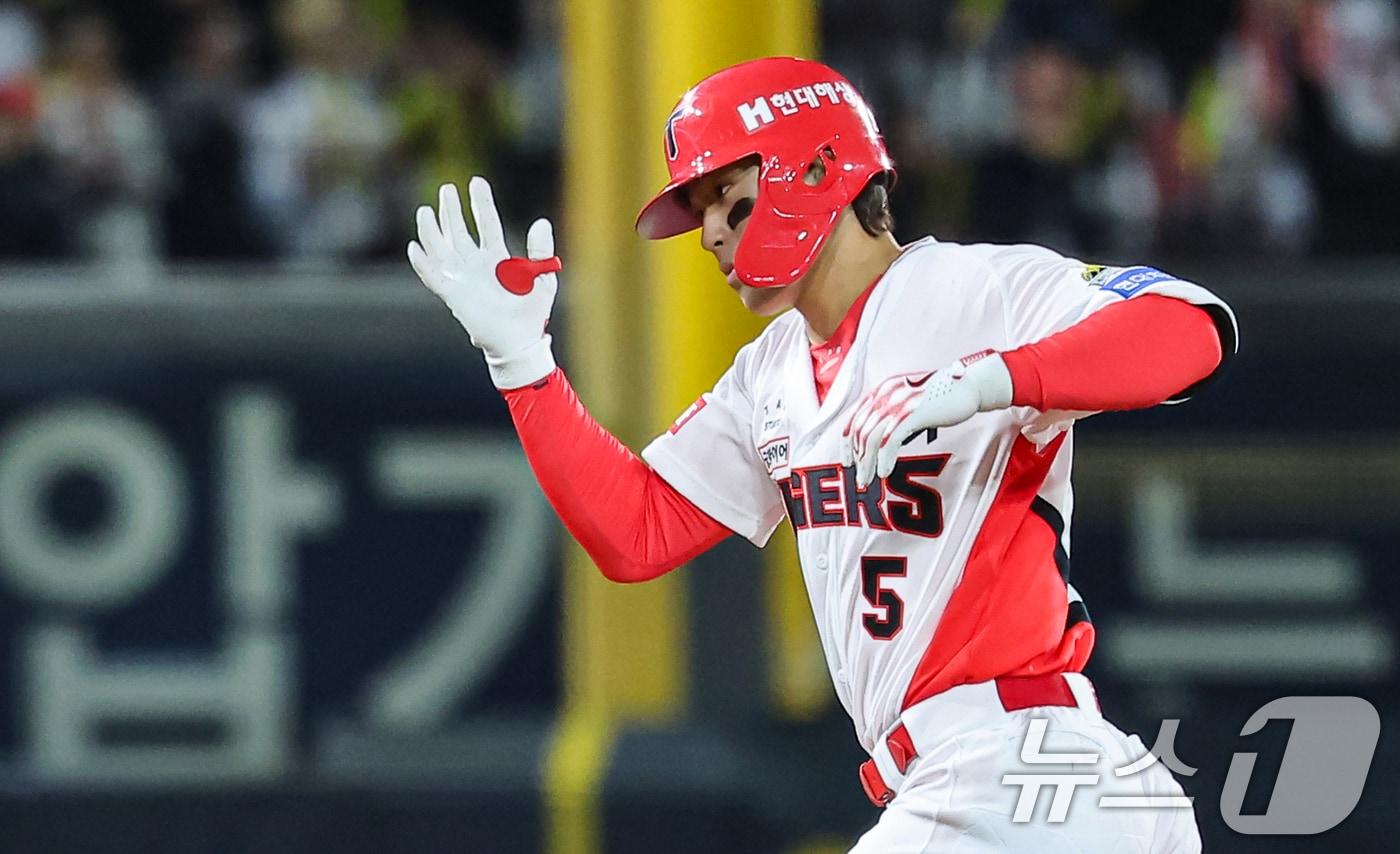 본문 이미지 - 23일 오후 광주 북구 기아챔피언스필드에서 열린 프로야구 '2024 신한 SOL 뱅크 KBO 포스트시즌' 한국시리즈 2차전 삼성 라이온즈와 KIA 타이거즈의 경기, 2회말 2사 주자없는 상황에서 KIA 김도영이 홈런을 치고 기뻐하고 있다. 2024.10.23/뉴스1 ⓒ News1 김도우 기자