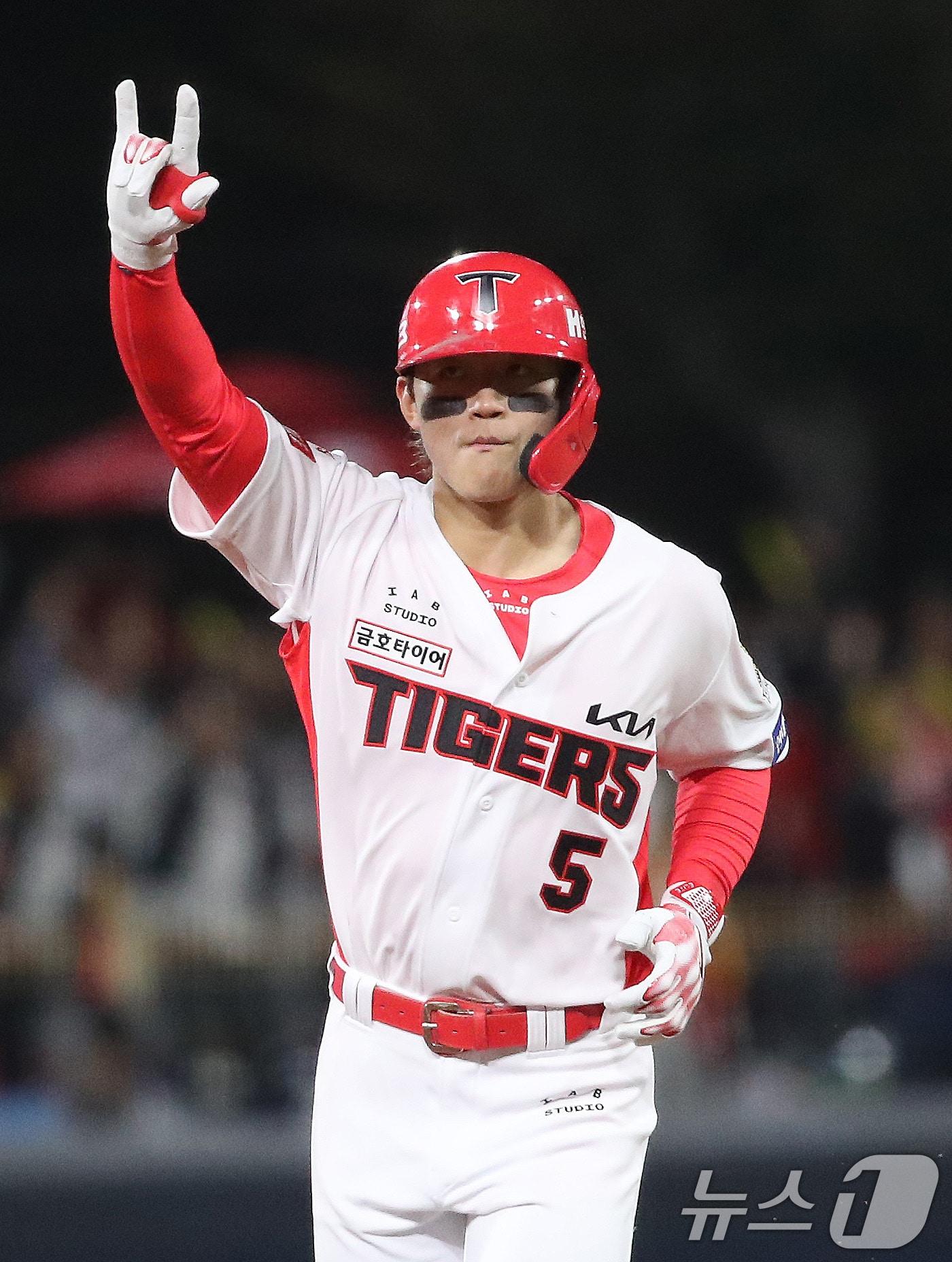 본문 이미지 - 23일 오후 광주 북구 기아챔피언스필드에서 열린 프로야구 &#39;2024 신한 SOL 뱅크 KBO 포스트시즌&#39; 한국시리즈 2차전 삼성 라이온즈와 KIA 타이거즈의 경기, 2회말 2사 주자없는 상황에서 KIA 김도영이 1점 홈런을 치고 베이스를 돌고 있다. 2024.10.23/뉴스1 ⓒ News1 임세영 기자