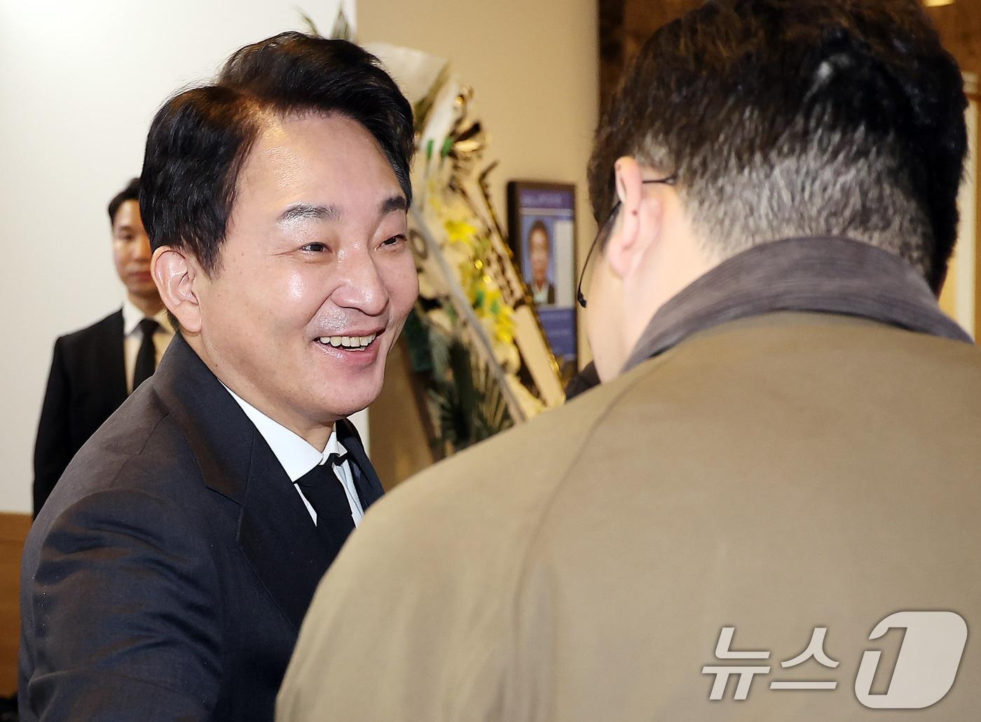 본문 이미지 - 원희룡 전 국토교통부 장관이 23일 오후 서울 송파구 아산병원 장례식장에 마련된 고(故) 이상득 전 의원 빈소를 찾아 조문한 뒤 취재진과 인사를 나누고 있다. 2024.10.23/뉴스1 ⓒ News1 김진환 기자