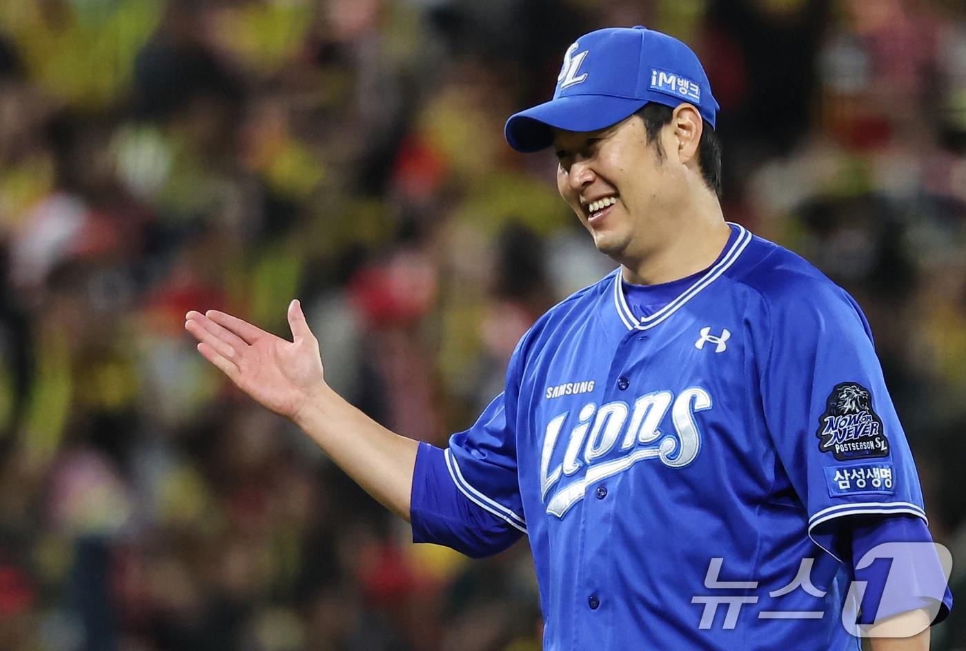 23일 오후 광주 북구 기아챔피언스필드에서 열린 프로야구 &#39;2024 신한 SOL 뱅크 KBO 포스트시즌&#39; 한국시리즈 2차전 삼성 라이온즈와 KIA 타이거즈의 경기, 삼성 구원투수 송은범이 4회말 무실점으로 마치고 미소를 짓고 있다. 2024.10.23/뉴스1 ⓒ News1 김도우 기자