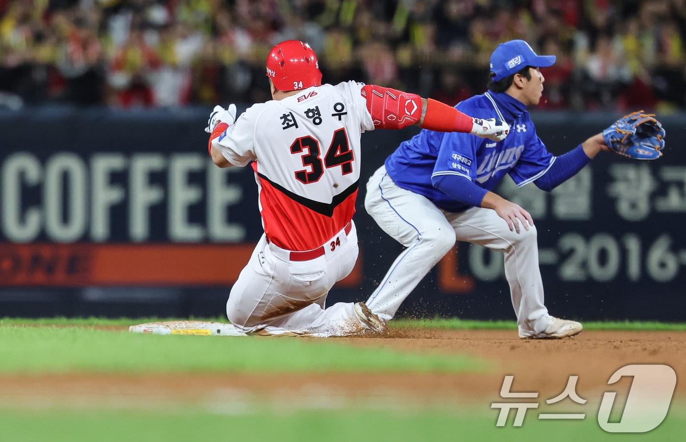 23일 오후 광주 북구 기아챔피언스필드에서 열린 프로야구 '2024 신한 SOL 뱅크 KBO 포스트시즌' 한국시리즈 2차전 삼성 라이온즈와 KIA 타이거즈의 경기, 5회말 1사 주자없는 상황에서 KIA 최형우가 안타를 치고 2로 향하고 있다. KIA 최형우는 이번 2루타로 KS 통산 최다 2루타 신기록을 세웠다. 2024.10.23/뉴스1 ⓒ News1 김도우 기자