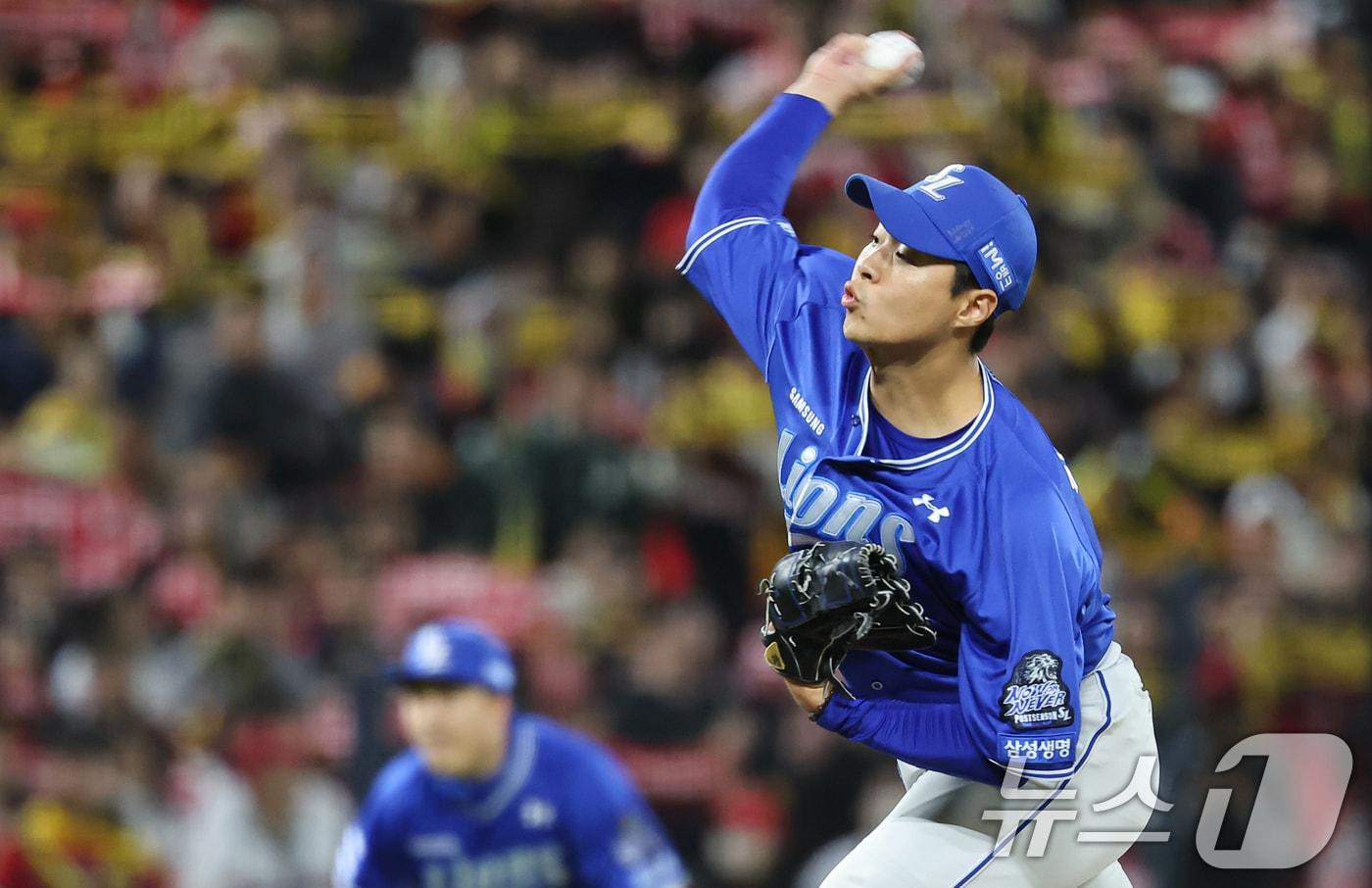 본문 이미지 - 23일 오후 광주 북구 기아챔피언스필드에서 열린 프로야구 '2024 신한 SOL 뱅크 KBO 포스트시즌' 한국시리즈 2차전 삼성 라이온즈와 KIA 타이거즈의 경기, 6회말 2사 2루 상황에서 KIA 소크라테스 삼성 구원투수 김윤수가 역투하고 있다. 2024.10.23/뉴스1 ⓒ News1 김도우 기자