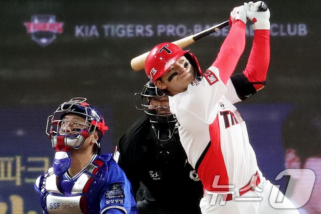 본문 이미지 - 23일 오후 광주 기아챔피언스필드에서 열린 프로야구 '2024 신한 SOL 뱅크 KBO 포스트시즌' 한국시리즈 2차전 삼성 라이온즈와 KIA 타이거즈의 경기, 7회말 기아 김도영이 힘차게 스윙하고 있다. 2024.10.23/뉴스1 ⓒ News1 오대일 기자