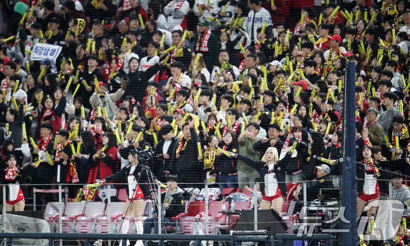 23일 오후 광주 기아챔피언스필드에서 열린 프로야구 '2024 신한 SOL 뱅크 KBO 포스트시즌' 한국시리즈 2차전 삼성 라이온즈와 KIA 타이거즈의 경기, 홈팀 응원석에서 KIA 치어리더들이 열띤 응원을 펼치고 있다. 2024.10.23/뉴스1 ⓒ News1 오대일 기자