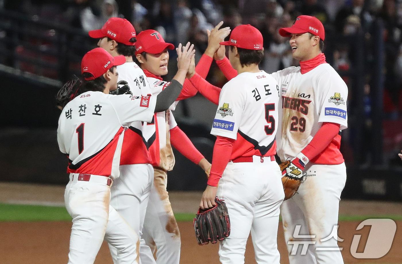 본문 이미지 - 23일 오후 광주 북구 기아챔피언스필드에서 열린 프로야구 '2024 신한 SOL 뱅크 KBO 포스트시즌' 한국시리즈 2차전 삼성 라이온즈와 KIA 타이거즈의 경기에서 KIA 선수들이 승리를 결정짓고 기뻐하고 있다. 이날 경기는 KIA가 삼성을 상대로 8-3으로 승리했다. 2024.10.23/뉴스1 ⓒ News1 임세영 기자