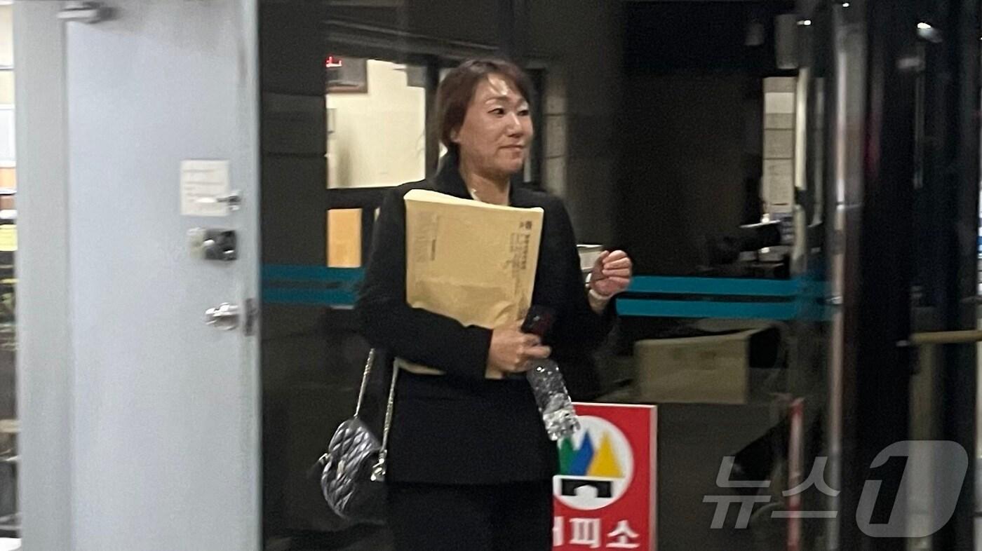 본문 이미지 - 김건희 여사의 ‘공천개입 의혹’을 제기한 강혜경 씨가 23일 오후 창원지검에서 11시간이 넘는 조사를 받고 청사를 나서고 있다. 2024.10.23/뉴스1 강정태 기자