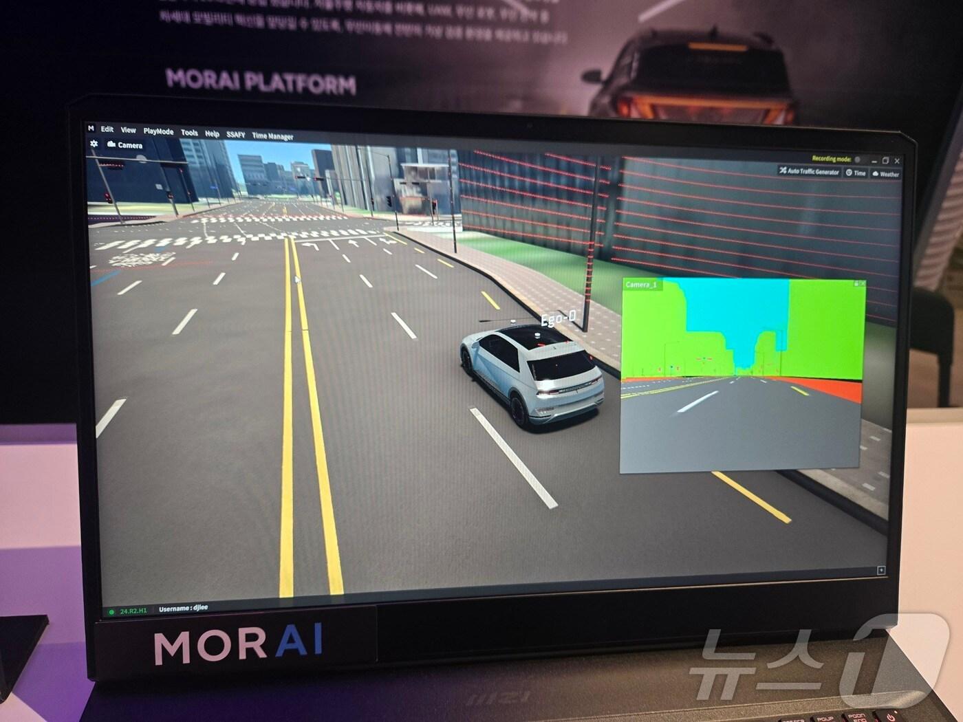 본문 이미지 - 23일 서울 성수동에서 열린 '2024 제로원데이' 행사장에서 스타트업 '모라이(MORAI)'가 개발한 자율주행 시뮬레이션 소프트웨어 '모라이 드라이브'를 직접 사용하는 모습. 2024.10.23.