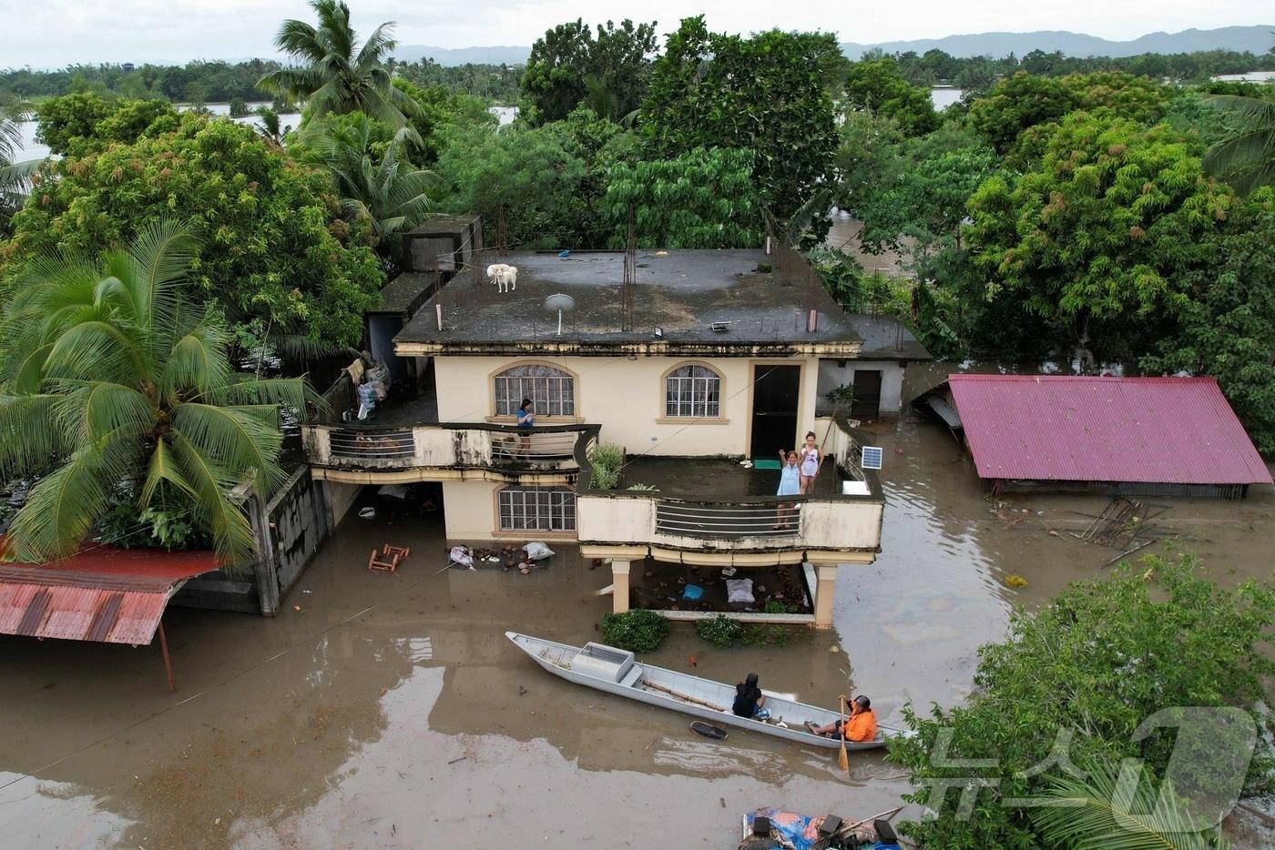 23일(현지시간) 태풍 짜미가 강타해 폭우가 쏟아진 필리핀 알베이주 바토에서 물에 잠긴 주택이 보인다. 2024.10.24 ⓒ AFP=뉴스1 ⓒ News1 우동명 기자