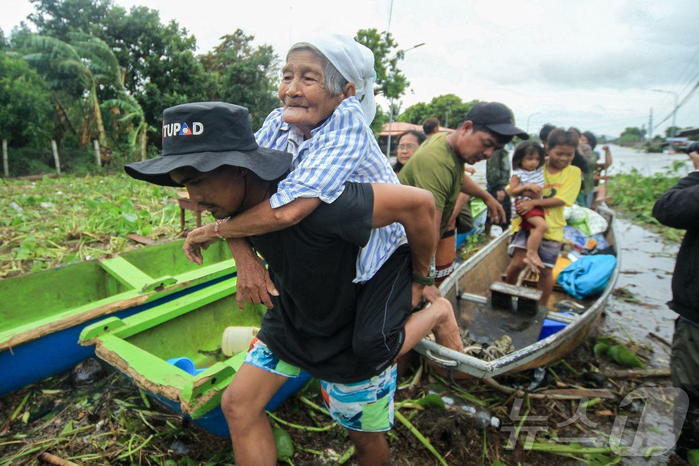 지난해 10월 태풍 '짜미'가 강타해 폭우가 쏟아진 필리핀 알베이주 바토에서 구조 대원이 주민을 대피시키는 모습. ⓒ AFP=뉴스1 ⓒ News1 우동명 기자