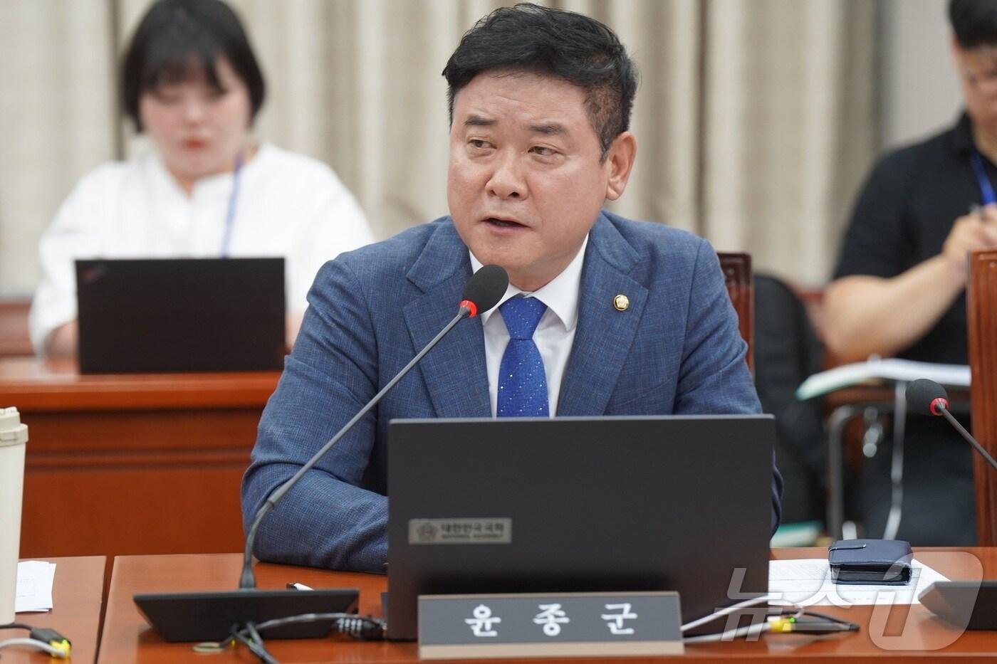 국회 국토교통위원회 소속 윤종군 더불어민주당 의원이 질의하고 있는 모습. (윤종군 의원실 제공)