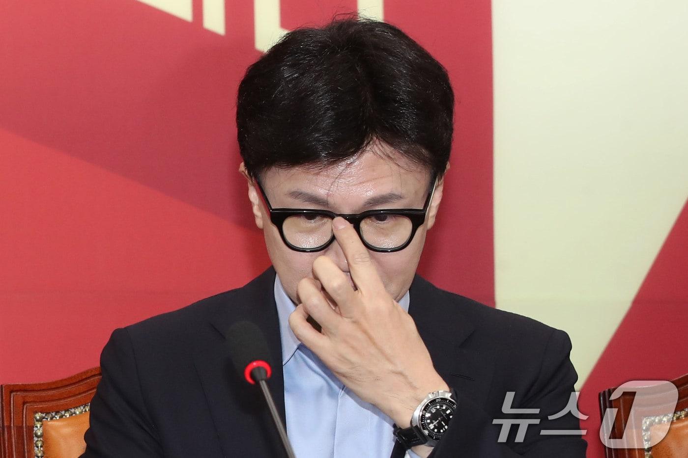 본문 이미지 - 한동훈 국민의힘 대표가 24일 오전 서울 여의도 국회에서 열린 최고위원회의에 참석해 안경을 올려쓰고 있다. 2024.10.24/뉴스1 ⓒ News1 이광호 기자
