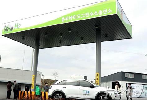 본문 이미지 -  24일 충북 충주시는 바이오그린 수소충전소 수소 판매가격을 오는 28일부터 ㎏당 8400원으로 인상한다고 밝혔다. 사진은 충전소 모습.(충주시 제공)2024.10.24/뉴스1