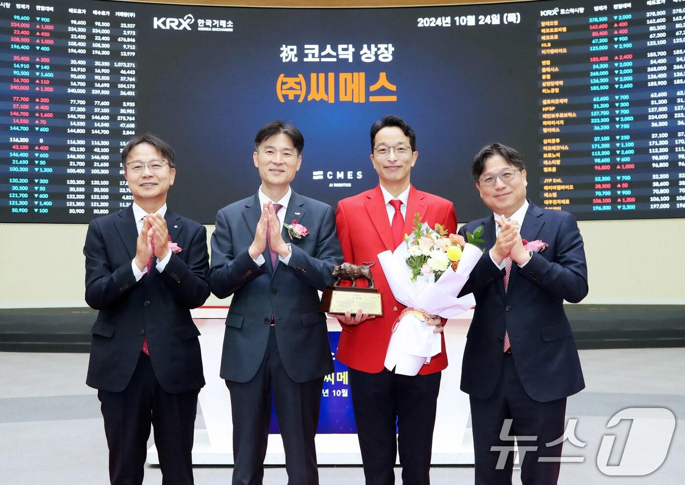 24일 오전 서울 영등포구 한국거래소에서 열린 씨메스 코스닥시장 상장기념식에서 상장기념패 전달 후 김대영 한국IR협의회 부회장(왼쪽부터), 민경욱 한국거래소 코스닥시장본부장, 이성호 씨메스 대표이사, 이충훈 삼성증권 부사장이 기념촬영을 하고 있다. (한국거래소 제공) 2024.10.24/뉴스1