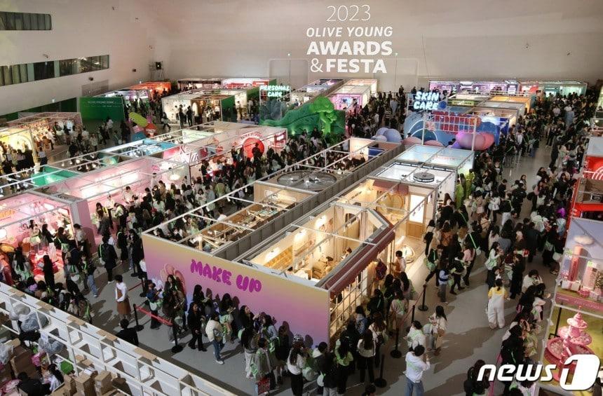 본문 이미지 - 2023 올리브영 워워즈&페스타 행사 모습.(올리브영제공)