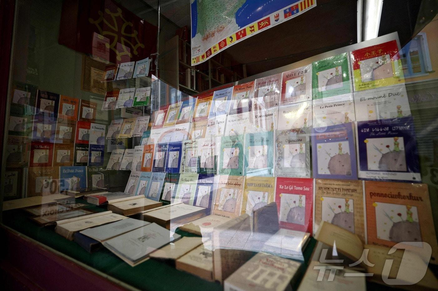 프랑스 남서부 툴루즈의 한 서점에 다양한 언어로 번역된 생텍쥐페리의 '어린 왕자' 책들이 진열돼 있다. 2024.06.28/ ⓒ AFP=뉴스1 ⓒ News1 권진영 기자