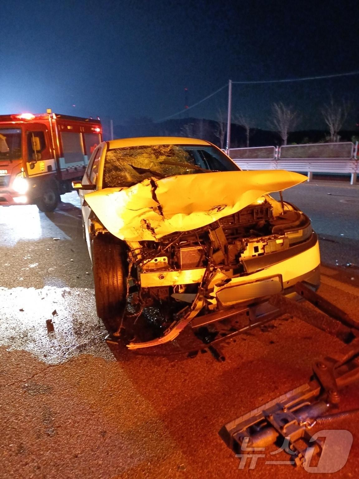 본문 이미지 -  당진 정미면 사관리 교통사고 현장. (당진소방서 제공) / 뉴스1