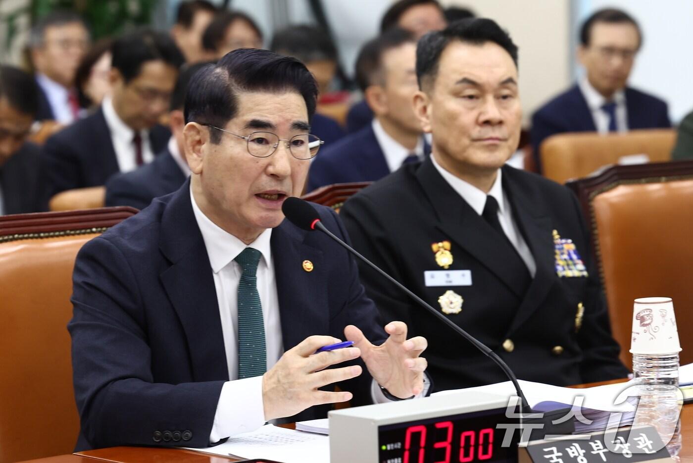 본문 이미지 - 김용현 국방부 장관이 24일 오전 서울 여의도 국회 국방위원회에서 열린 국방부 등에 대한 종합국정감사에서 질의에 답변하고 있다. 2024.10.24/뉴스1 ⓒ News1 김민지 기자