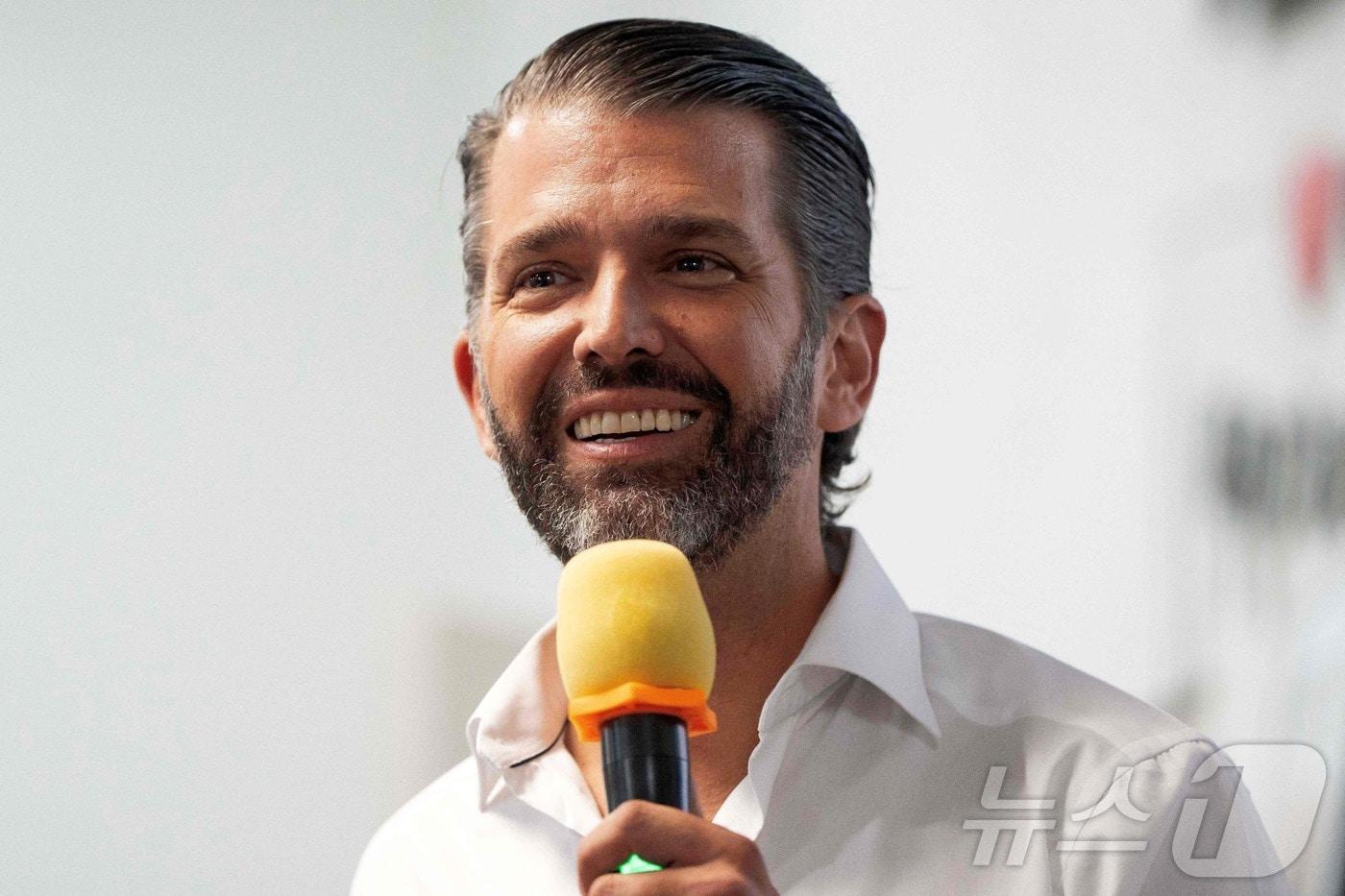 본문 이미지 - 미국 공화당 대통령 후보인 도널드 트럼프 전 대통령의 아들 트럼프 주니어가 23일(현지시간) 애리조나주 선시티에서 열린 폰 뱅킹 행사에 참석해 발언을 하고 있다. 2024.10.24 ⓒ AFP=뉴스1 ⓒ News1 우동명 기자