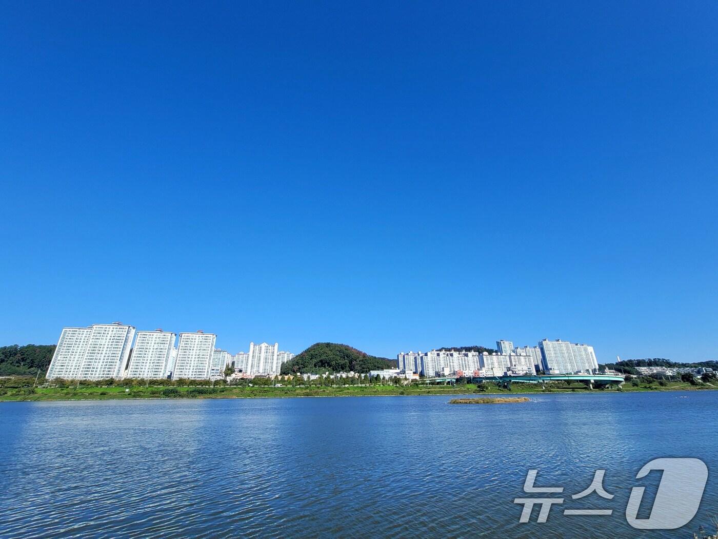 본문 이미지 - 경북 포항시 남구 연일읍 형산강 상공 위로 푸른 가을 하늘이 열려있다. 2024.10.24/뉴스1 ⓒ News1 최창호 기자