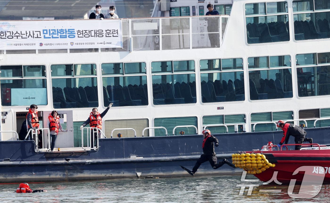 본문 이미지 - 지난 달 119수난구조대, 한강경찰대, 해양경찰, 수상업체 등이 한강버스 수상사고를 가정해 훈련을 진행하는 모습. ⓒ News1 김명섭 기자