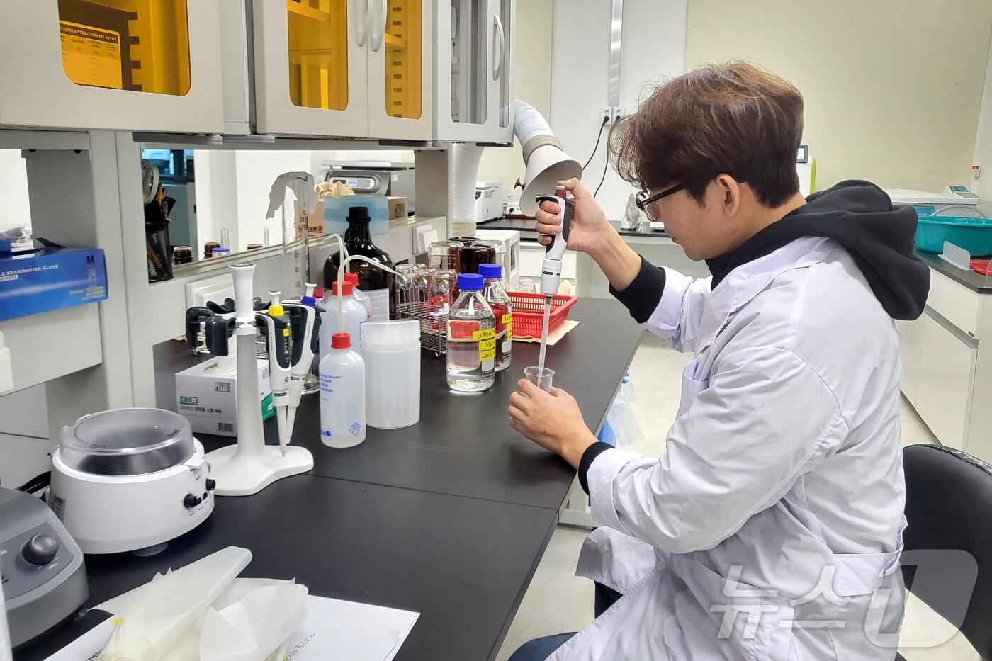 무주농업과학관 잔류농약 분석 모습&#40;무주군 제공&#41; 2024.10.24/뉴스1