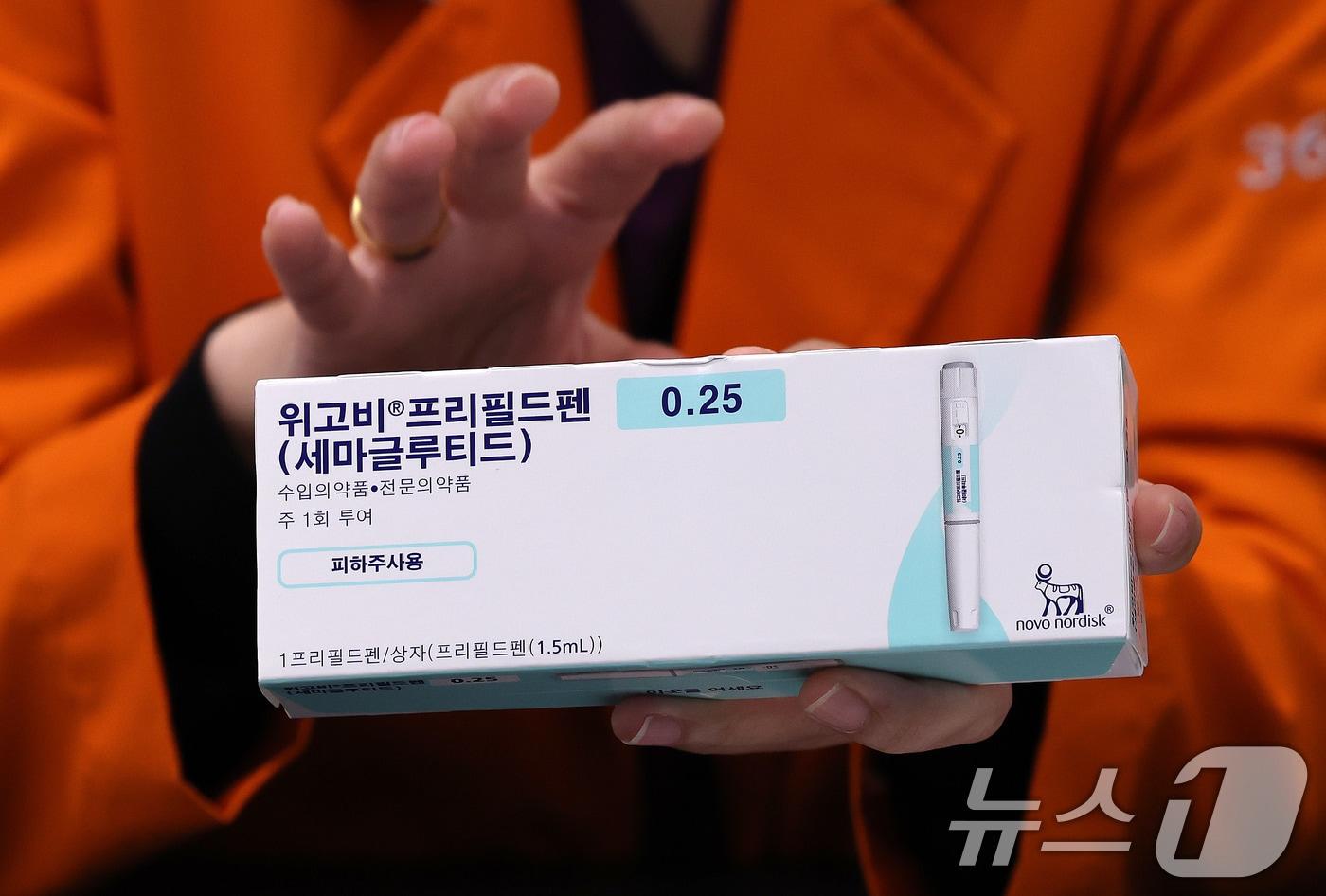 24일 서울 강남구 365mc의원 강남본점에서 의료진이 비만 치료제 ‘위고비’를 들어보이고 있다. 위고비는 인슐린 분비를 촉진하고 소화 속도를 늦추는 글루카곤 유사 펩타이드&#40;GLP&#41;-1 호르몬을 모방한 GLP-1 계열 비만 치료제다. &#40;사진은 기사 내용과 무관함&#41; 2024.10.24/뉴스1 ⓒ News1 박지혜 기자
