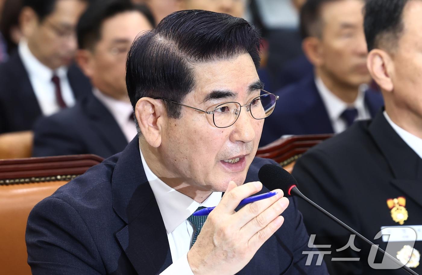 본문 이미지 - 김용현 국방부 장관이 24일 오전 서울 여의도 국회 국방위원회에서 열린 국방부 등에 대한 종합국정감사에서 질의에 답변하고 있다. 2024.10.24/뉴스1 ⓒ News1 김민지 기자