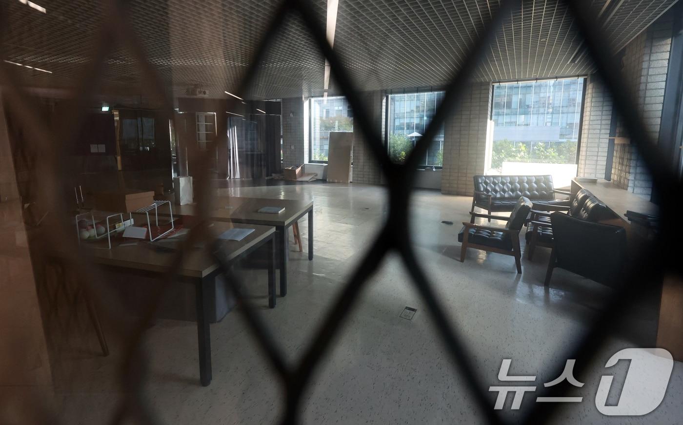 본문 이미지 - 최태원 SK 그룹 회장과 이혼 소송 중인 노소영 아트센터 나비 관장이 운영하는 미술관이 SK서린빌딩에서 퇴거한 것으로 확인됐다. 사진은 이날 SK서린빌딩 아트센터 나비가 운영했던 곳 모습. 2024.10.24/뉴스1 ⓒ News1 김명섭 기자